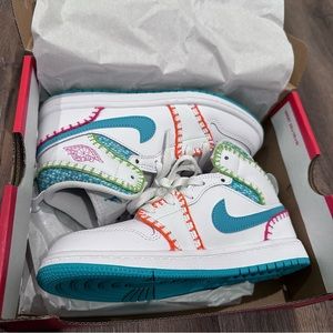 Nike Air Jordan 1 Mid Shoes girls